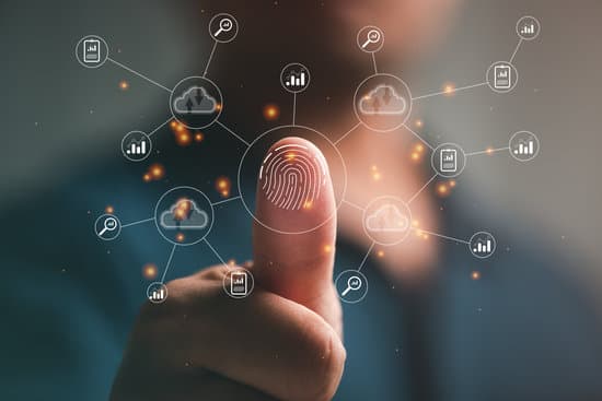 un dedo enseñando la información biométrica